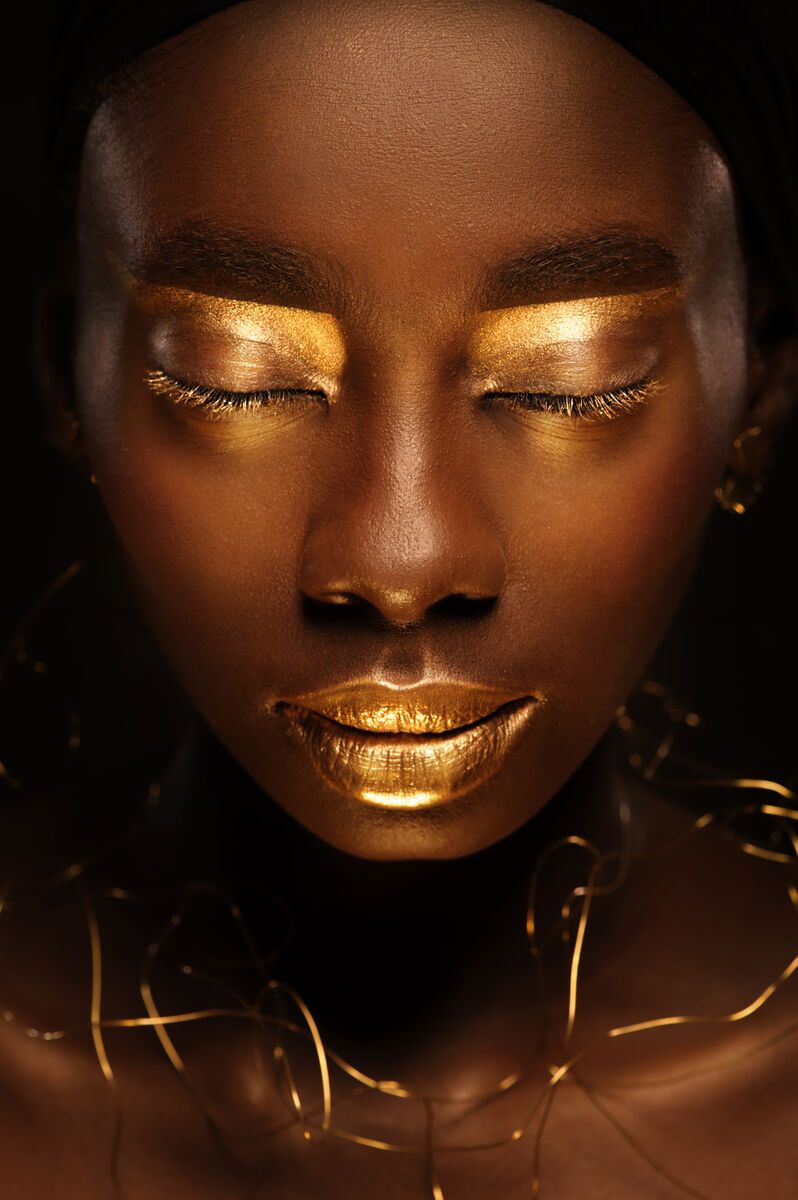 Femeie africana cu machiaj auriu
