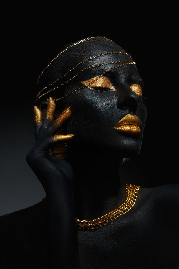 Femeie africana pictata cu aur