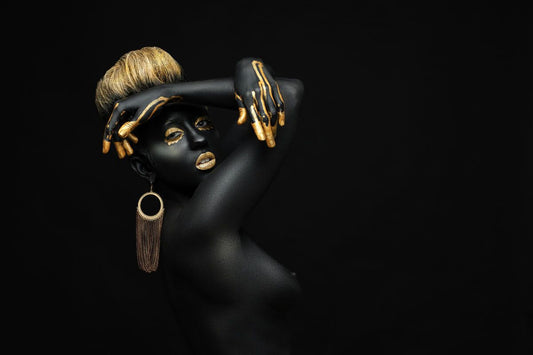 Femeie africana pictata cu auriu 2