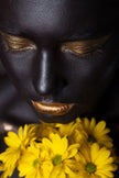Femeie africana cu flori galbene