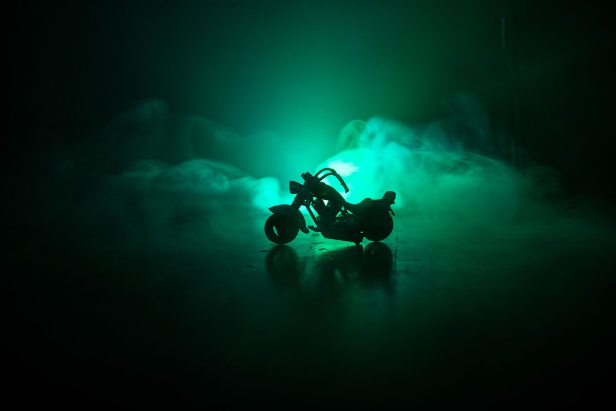 Motocicleta in fum verde
