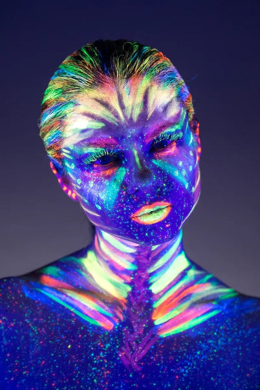 Tabloul Fluo Girl 3 – Stralucire si Eleganta