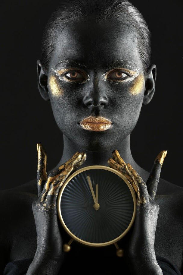 Tablou canvas - Femeia africana cu ceasul in mana