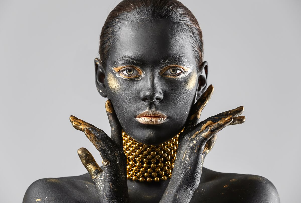 Tablou canvas - Femeia cu bijuterii de aur