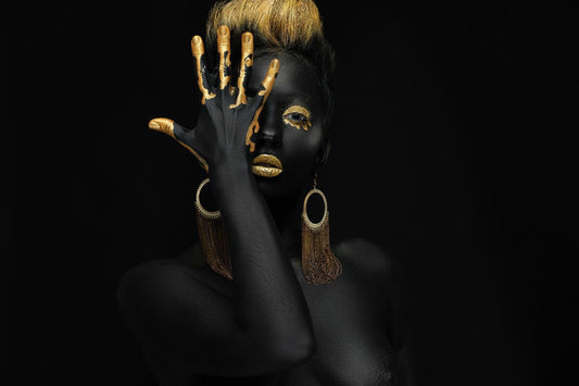 Femeie africana pictata cu auriu