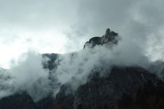 Muntii Bucegi in ceata