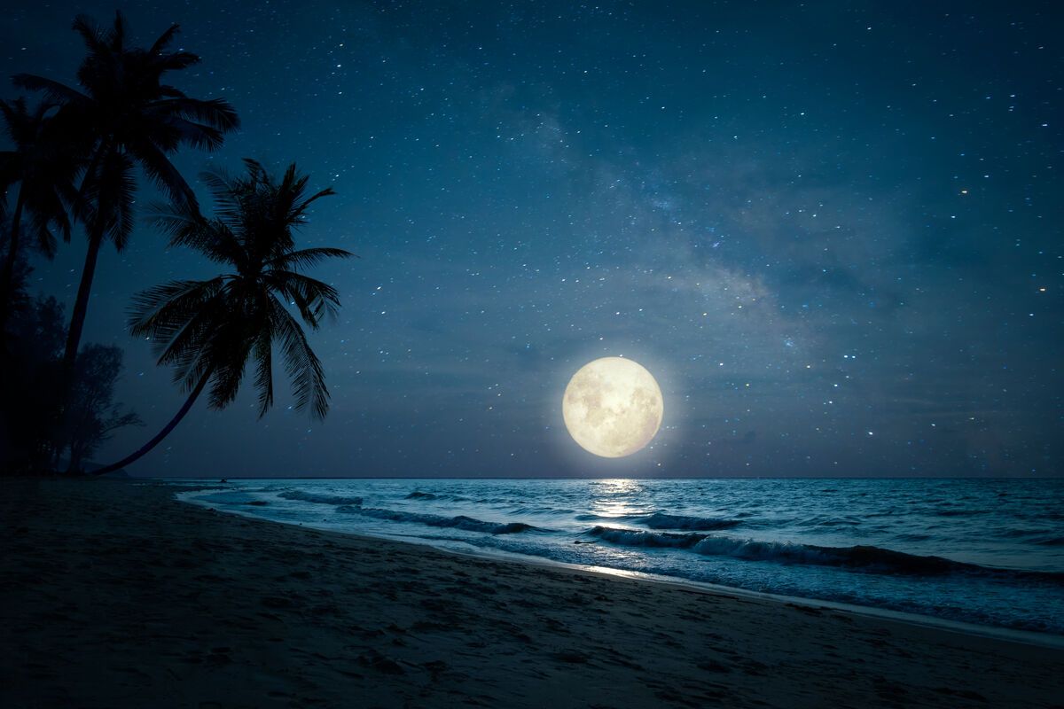 Luna pe plaja